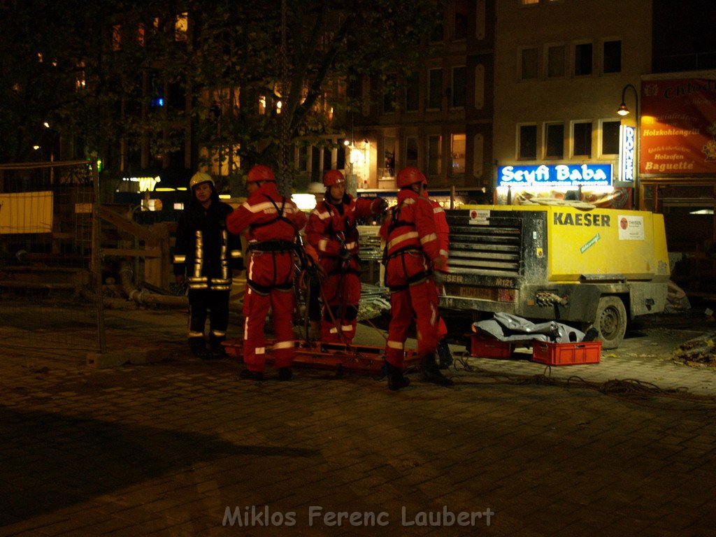 Einsatz BF Hoehenrettung Unfall in der Tiefe Person geborgen Koeln Chlodwigplatz   P49.JPG
